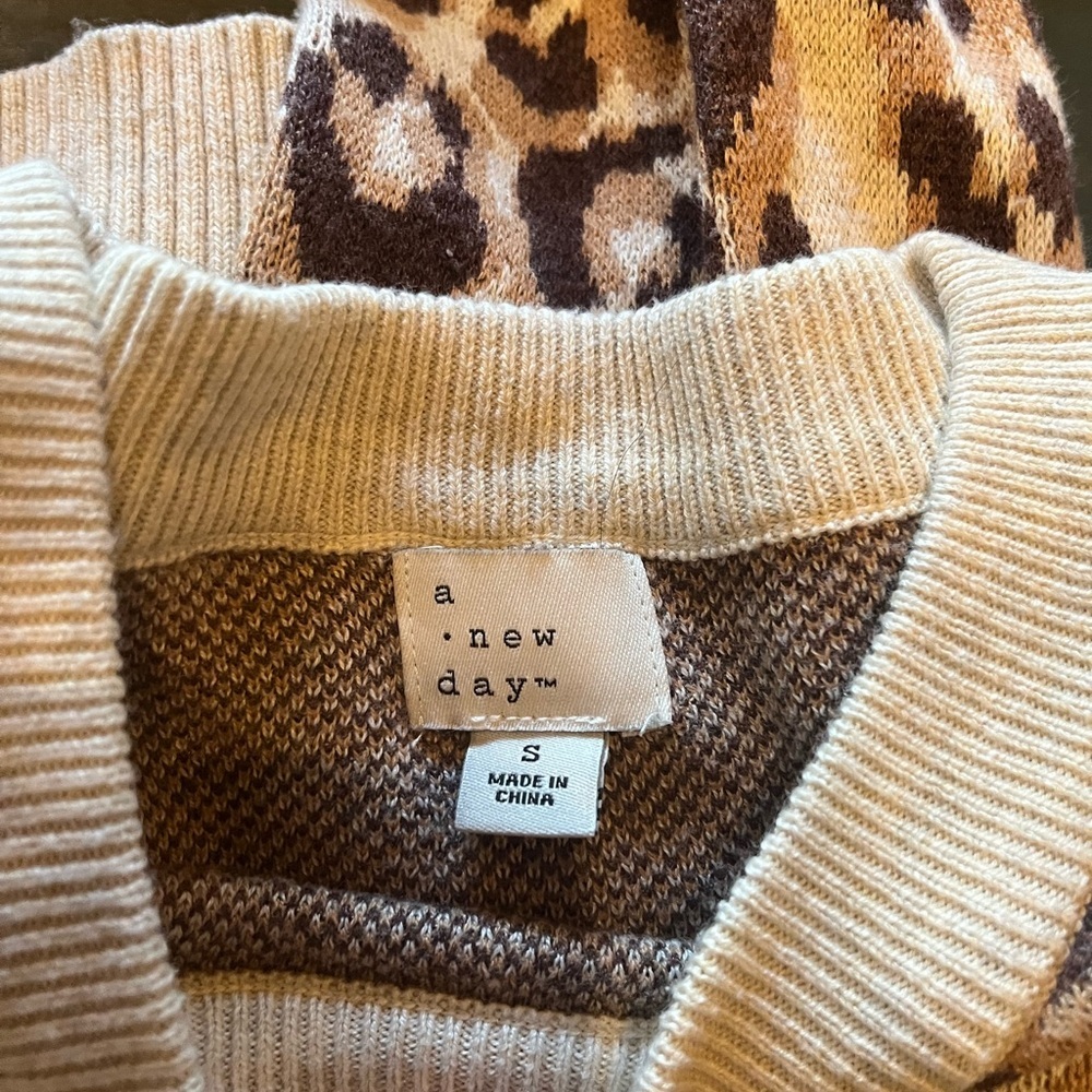 A New Day Cheetah sweater - Picture 5 of 5